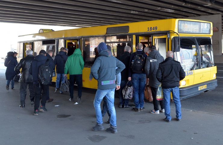 Київ, район метро Осокорки.
Київ запровадив протиепідемічні заходи (епідемія коронавірусу) та обмеження, зачинено метро 
