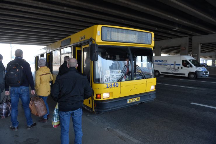 Київ, район метро Осокорки.
Київ запровадив протиепідемічні заходи (епідемія коронавірусу) та обмеження, зачинено метро 
