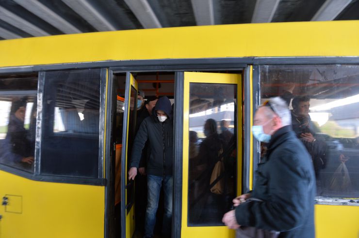 Київ, район метро Осокорки.
Київ запровадив протиепідемічні заходи (епідемія коронавірусу) та обмеження, зачинено метро 
