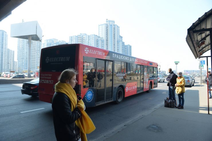 Київ, район метро Осокорки.
Київ запровадив протиепідемічні заходи (епідемія коронавірусу) та обмеження, зачинено метро 
