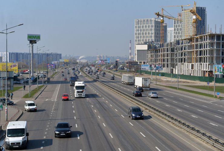 Київ, район метро Осокорки.
Київ запровадив протиепідемічні заходи (епідемія коронавірусу) та обмеження, зачинено метро 
