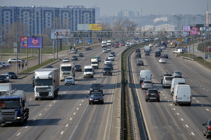 Київ, район метро Осокорки.
Київ запровадив протиепідемічні заходи (епідемія коронавірусу) та обмеження, зачинено метро 
