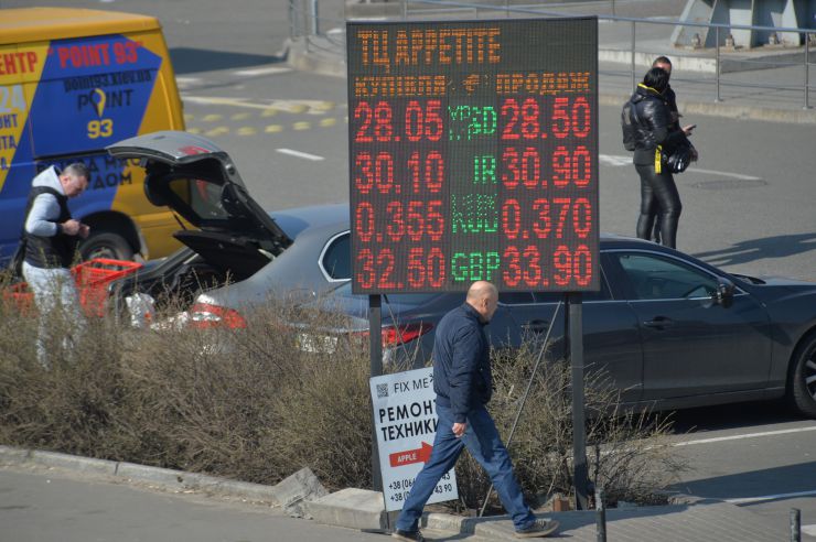 Київ, район метро Осокорки.
Київ запровадив протиепідемічні заходи (епідемія коронавірусу) та обмеження, зачинено метро 
