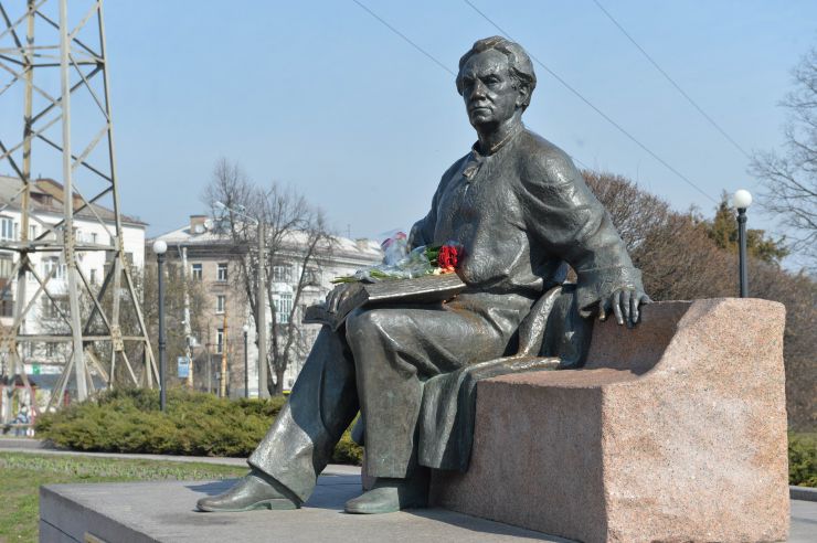 Київ. У день 125-річчя з дня народження видатного українця Максима Тадейовича Рильського до його пам’ятника поклали квіти нащадки – внук Максим Георгійович Рильський та правнук Назар Тарасович Рильський. У вшануванні пам’яті великого поета в Голосіївському парку столиці також взяли участь Вікторія Колесник – директор музею поета та Олександр Ніщук – учасник мандрівки «Стежками Максима Рильського». 