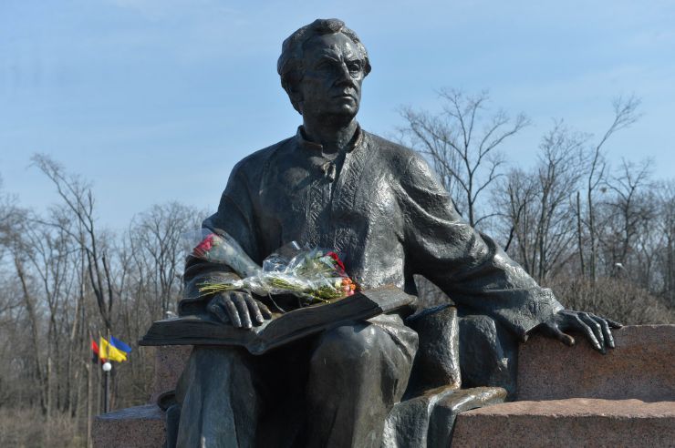 Київ. У день 125-річчя з дня народження видатного українця Максима Тадейовича Рильського до його пам’ятника поклали квіти нащадки – внук Максим Георгійович Рильський та правнук Назар Тарасович Рильський. У вшануванні пам’яті великого поета в Голосіївському парку столиці також взяли участь Вікторія Колесник – директор музею поета та Олександр Ніщук – учасник мандрівки «Стежками Максима Рильського». 