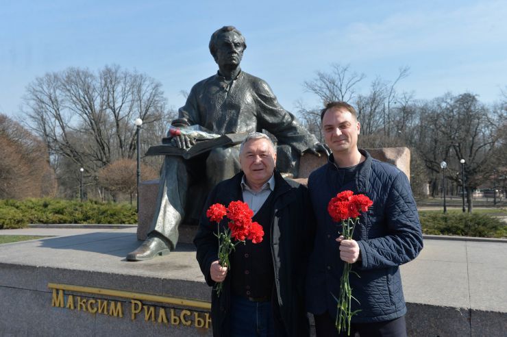 Київ. У день 125-річчя з дня народження видатного українця Максима Тадейовича Рильського до його пам’ятника поклали квіти нащадки – внук Максим Георгійович Рильський та правнук Назар Тарасович Рильський. У вшануванні пам’яті великого поета в Голосіївському парку столиці також взяли участь Вікторія Колесник – директор музею поета та Олександр Ніщук – учасник мандрівки «Стежками Максима Рильського». 