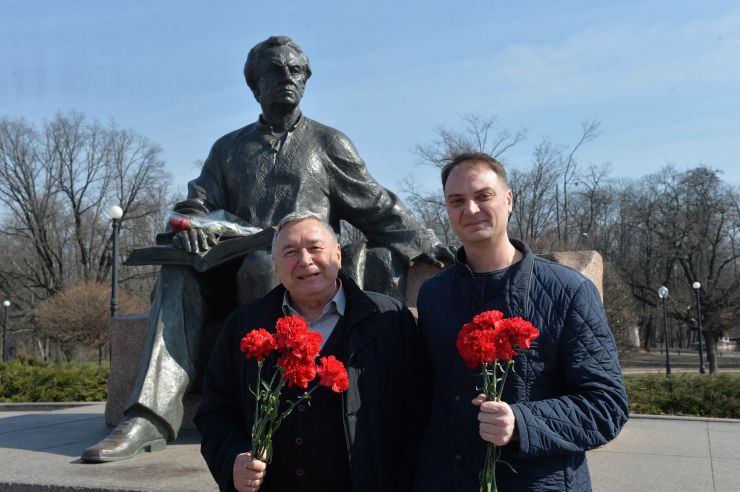 Київ. У день 125-річчя з дня народження видатного українця Максима Тадейовича Рильського до його пам’ятника поклали квіти нащадки – внук Максим Георгійович Рильський та правнук Назар Тарасович Рильський. У вшануванні пам’яті великого поета в Голосіївському парку столиці також взяли участь Вікторія Колесник – директор музею поета та Олександр Ніщук – учасник мандрівки «Стежками Максима Рильського». 