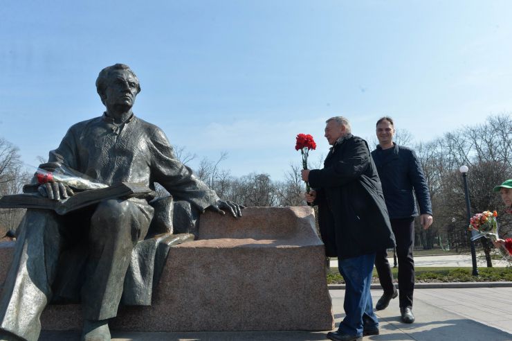Київ. У день 125-річчя з дня народження видатного українця Максима Тадейовича Рильського до його пам’ятника поклали квіти нащадки – внук Максим Георгійович Рильський та правнук Назар Тарасович Рильський. У вшануванні пам’яті великого поета в Голосіївському парку столиці також взяли участь Вікторія Колесник – директор музею поета та Олександр Ніщук – учасник мандрівки «Стежками Максима Рильського». 