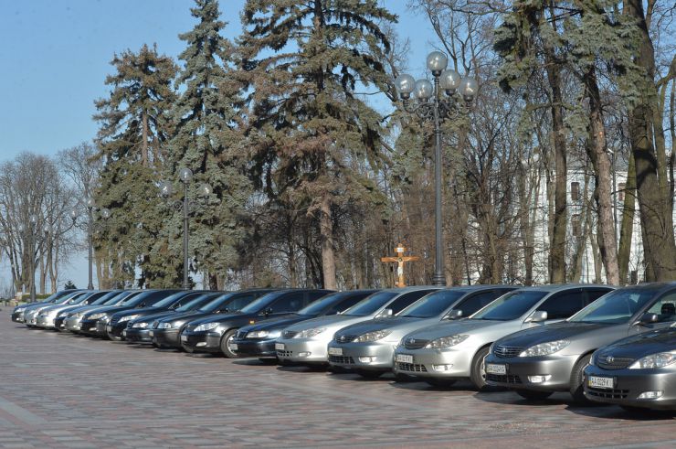 Верховна Рада України передає у тимчасове користування медичним закладам Києва, які визначені як госпітальна база для боротьби з COVID-2019, ще 25 автомобілів зі свого автопарку для забезпечення службових потреб лікарів та медичного персоналу. 