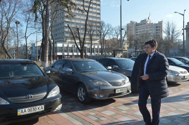 Верховна Рада України передає у тимчасове користування медичним закладам Києва, які визначені як госпітальна база для боротьби з COVID-2019, ще 25 автомобілів зі свого автопарку для забезпечення службових потреб лікарів та медичного персоналу. 
