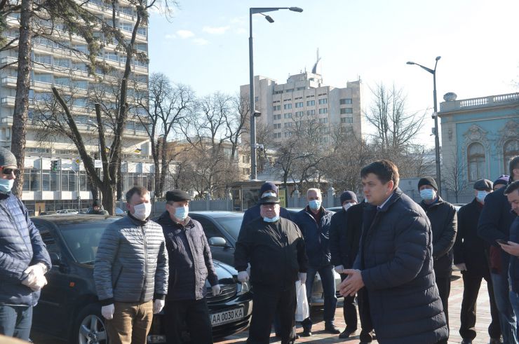 Верховна Рада України передає у тимчасове користування медичним закладам Києва, які визначені як госпітальна база для боротьби з COVID-2019, ще 25 автомобілів зі свого автопарку для забезпечення службових потреб лікарів та медичного персоналу. 