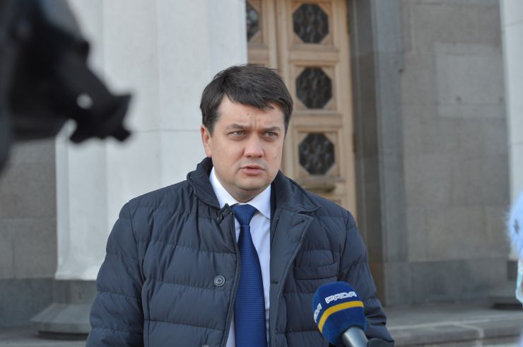 Верховна Рада України передає у тимчасове користування медичним закладам Києва, які визначені як госпітальна база для боротьби з COVID-2019, ще 25 автомобілів зі свого автопарку для забезпечення службових потреб лікарів та медичного персоналу. 
Голова Верховної Ради України Дмитро Разумков.