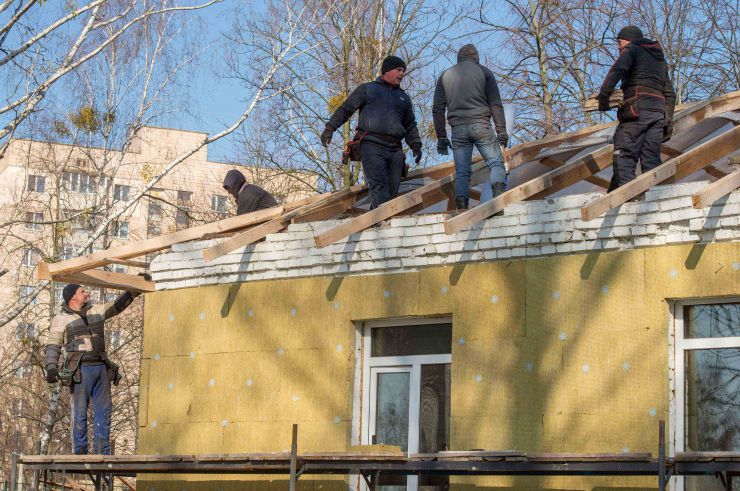 Біда об'єднала громаду. На Київщині зможуть розмістити 50 хворих.
Загроза кононавірусу змусила в терміновому порядку зробити ремонт інфекційного відділення КНП «Ірпінська центральна міська лікарня», яке знаходитися в місті Буча. 
Перший заступник голови Ірпеня Олександр Маркушин та директор КНП «Ірпінська центральна міська лікарня» Антон Довгопол
