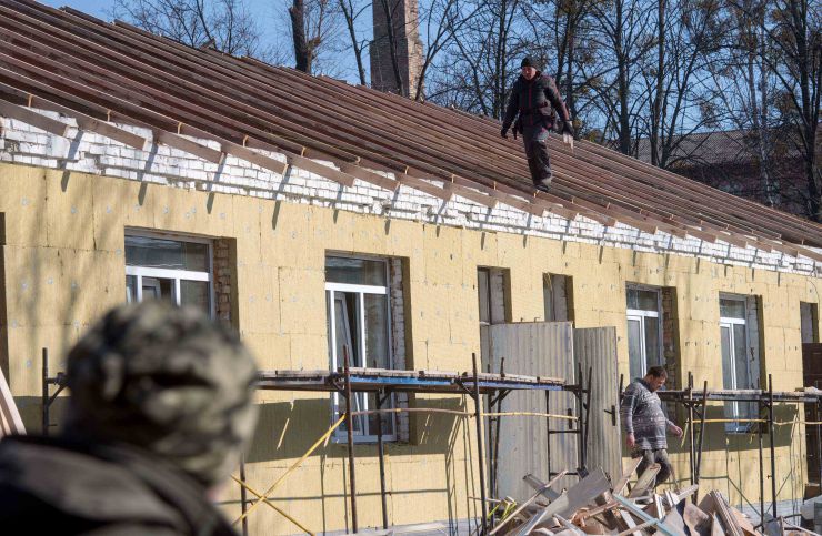 Біда об'єднала громаду. На Київщині зможуть розмістити 50 хворих.
Загроза кононавірусу змусила в терміновому порядку зробити ремонт інфекційного відділення КНП «Ірпінська центральна міська лікарня», яке знаходитися в місті Буча. 
Перший заступник голови Ірпеня Олександр Маркушин та директор КНП «Ірпінська центральна міська лікарня» Антон Довгопол
