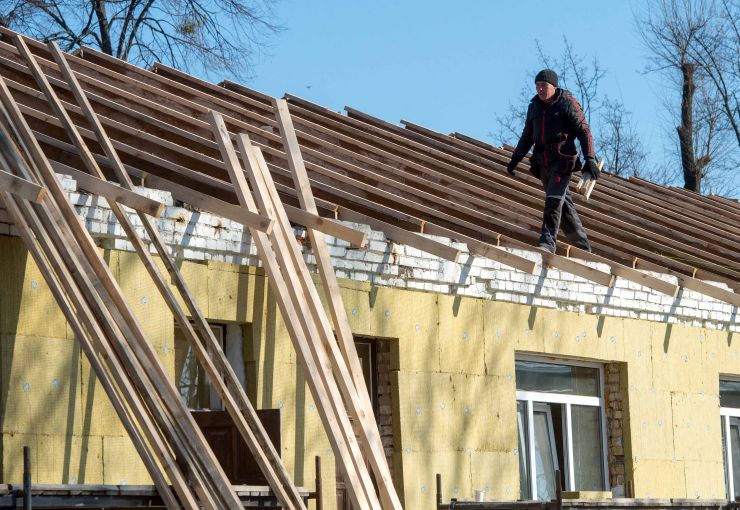 Біда об'єднала громаду. На Київщині зможуть розмістити 50 хворих.
Загроза кононавірусу змусила в терміновому порядку зробити ремонт інфекційного відділення КНП «Ірпінська центральна міська лікарня», яке знаходитися в місті Буча. 
Перший заступник голови Ірпеня Олександр Маркушин та директор КНП «Ірпінська центральна міська лікарня» Антон Довгопол
