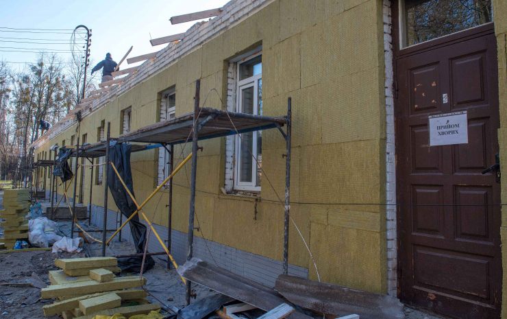 Біда об'єднала громаду. На Київщині зможуть розмістити 50 хворих.
Загроза кононавірусу змусила в терміновому порядку зробити ремонт інфекційного відділення КНП «Ірпінська центральна міська лікарня», яке знаходитися в місті Буча. 
Перший заступник голови Ірпеня Олександр Маркушин та директор КНП «Ірпінська центральна міська лікарня» Антон Довгопол
