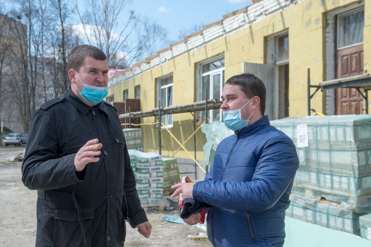 Біда об'єднала громаду. На Київщині зможуть розмістити 50 хворих.
Загроза кононавірусу змусила в терміновому порядку зробити ремонт інфекційного відділення КНП «Ірпінська центральна міська лікарня», яке знаходитися в місті Буча. 
Перший заступник голови Ірпеня Олександр Маркушин та директор КНП «Ірпінська центральна міська лікарня» Антон Довгопол
