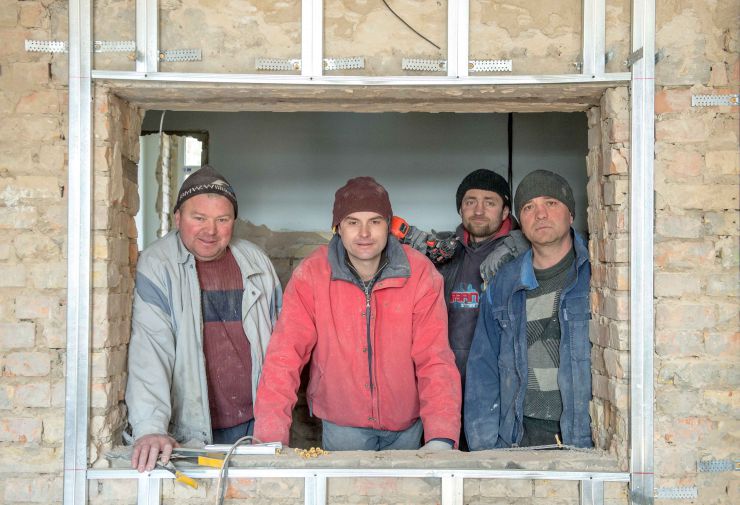 Біда об'єднала громаду. На Київщині зможуть розмістити 50 хворих.
Загроза кононавірусу змусила в терміновому порядку зробити ремонт інфекційного відділення КНП «Ірпінська центральна міська лікарня», яке знаходитися в місті Буча. 
Перший заступник голови Ірпеня Олександр Маркушин та директор КНП «Ірпінська центральна міська лікарня» Антон Довгопол
