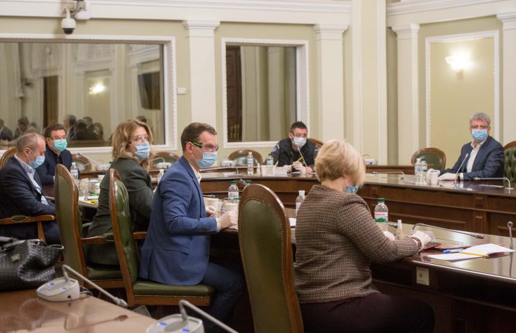 У четвер, 26 березня 2020 року у парламенті відбулася нарада за участю керівництва Верховної Ради України, Прем’єр-міністра України Дениса Шмигаля, голів депутатських фракцій та груп, Голови комітету з питань з питань фінансів, податкової та митної політики Данила Гетманцева; Голови Комітету з питань бюджету Юрія Арістова та представників уряду, зокрема, Міністра фінансів Ігоря Уманського та Міністра розвитку економіки, торгівлі та сільського господарства України України Ігоря Петрашка. Нарада відбулася під головуванням Голови Верховної Ради України Дмитра Разумкова.