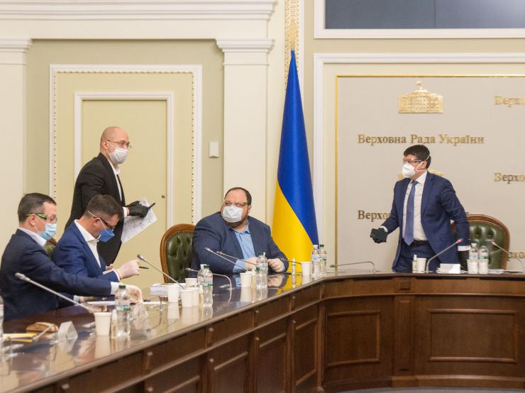 У четвер, 26 березня 2020 року у парламенті відбулася нарада за участю керівництва Верховної Ради України, Прем’єр-міністра України Дениса Шмигаля, голів депутатських фракцій та груп, Голови комітету з питань з питань фінансів, податкової та митної політики Данила Гетманцева; Голови Комітету з питань бюджету Юрія Арістова та представників уряду, зокрема, Міністра фінансів Ігоря Уманського та Міністра розвитку економіки, торгівлі та сільського господарства України України Ігоря Петрашка. Нарада відбулася під головуванням Голови Верховної Ради України Дмитра Разумкова.