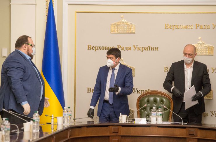 У четвер, 26 березня 2020 року у парламенті відбулася нарада за участю керівництва Верховної Ради України, Прем’єр-міністра України Дениса Шмигаля, голів депутатських фракцій та груп, Голови комітету з питань з питань фінансів, податкової та митної політики Данила Гетманцева; Голови Комітету з питань бюджету Юрія Арістова та представників уряду, зокрема, Міністра фінансів Ігоря Уманського та Міністра розвитку економіки, торгівлі та сільського господарства України України Ігоря Петрашка. Нарада відбулася під головуванням Голови Верховної Ради України Дмитра Разумкова.