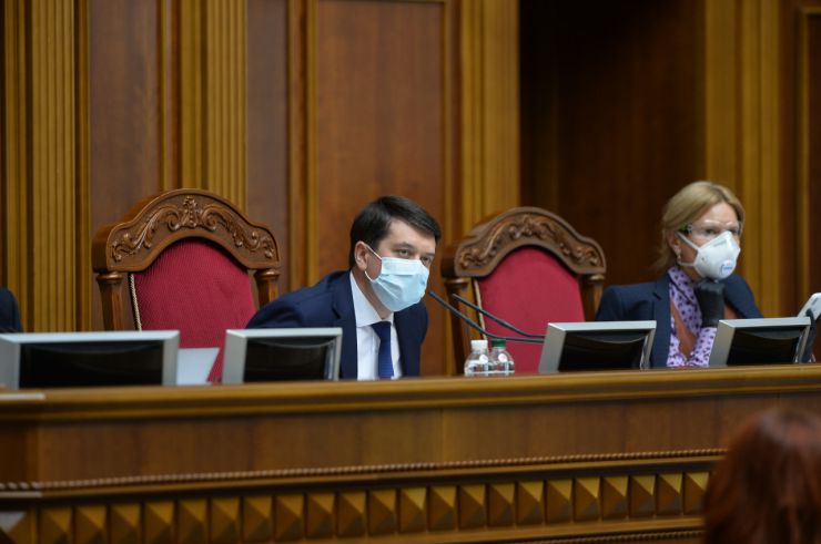 Позачергове пленарне засідання Верховної Ради України дев’ятого скликання.
Голова Верховної Ради України Дмитро Разумков, Заступниця Голови Верховної Ради  Олена Кондратюк.