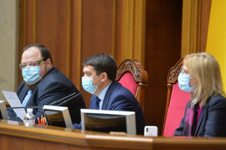 Позачергове пленарне засідання Верховної Ради України дев’ятого скликання.
Перший заступник Голови Верховної Ради України Руслан Стефанчук, Голова Верховної Ради Дмитро Разумков, Заступниця Голови Верховної Ради Олена Кондратюк.