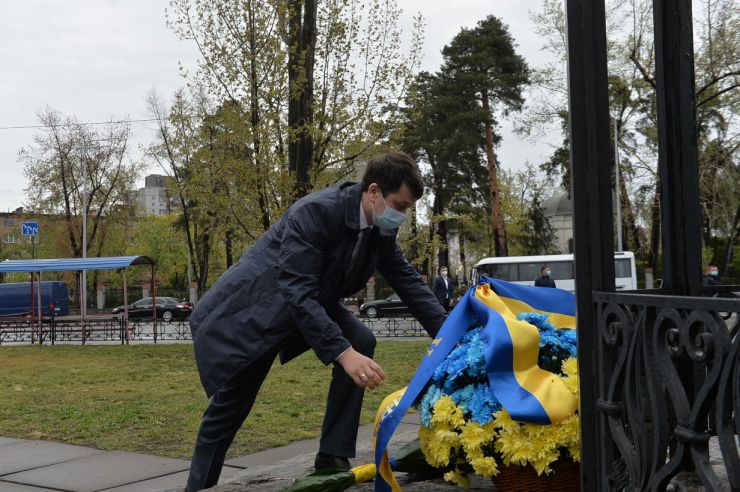 Голова Верховної Ради України Дмитро Разумков спільно із Першим заступником Голови Русланом Стефанчуком, Заступницею Голови Оленою Кондратюк та Керівником Апарату Верховної Ради Вячеславом Штучним вшанували пам’ять ліквідаторів Чорнобильської катастрофи. Урочиста церемонія покладання квітів з нагоди 34-тої річниці аварії на ЧАЕС відбулася біля пам’ятного знаку «Воїнам Чорнобиля» та меморіального кургану «Героям Чорнобиля».
