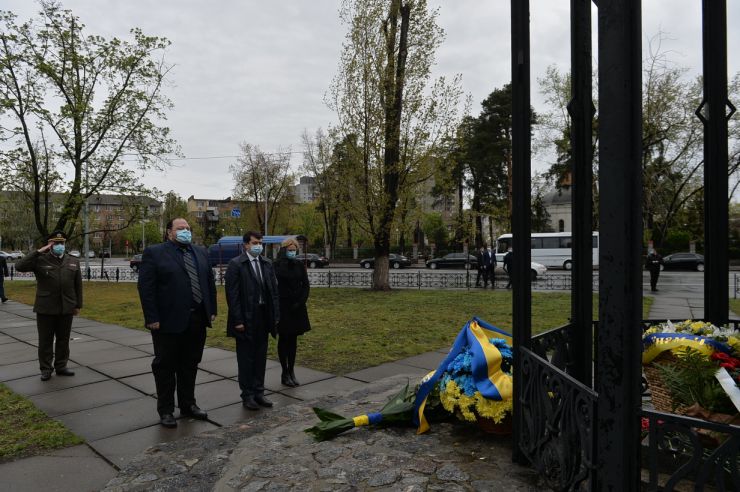 Голова Верховної Ради України Дмитро Разумков спільно із Першим заступником Голови Русланом Стефанчуком, Заступницею Голови Оленою Кондратюк та Керівником Апарату Верховної Ради Вячеславом Штучним вшанували пам’ять ліквідаторів Чорнобильської катастрофи. Урочиста церемонія покладання квітів з нагоди 34-тої річниці аварії на ЧАЕС відбулася біля пам’ятного знаку «Воїнам Чорнобиля» та меморіального кургану «Героям Чорнобиля».