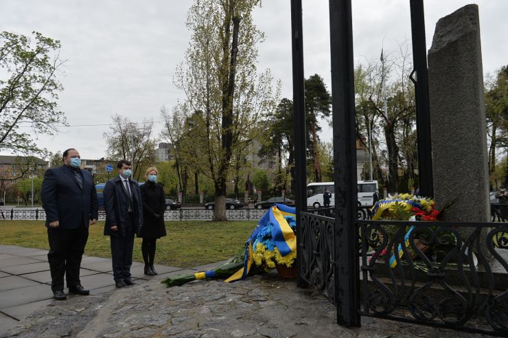 Голова Верховної Ради України Дмитро Разумков спільно із Першим заступником Голови Русланом Стефанчуком, Заступницею Голови Оленою Кондратюк та Керівником Апарату Верховної Ради Вячеславом Штучним вшанували пам’ять ліквідаторів Чорнобильської катастрофи. Урочиста церемонія покладання квітів з нагоди 34-тої річниці аварії на ЧАЕС відбулася біля пам’ятного знаку «Воїнам Чорнобиля» та меморіального кургану «Героям Чорнобиля».
