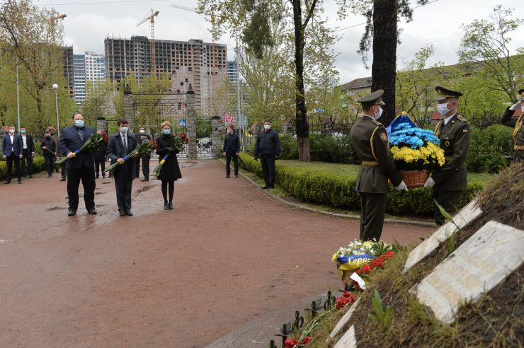 Голова Верховної Ради України Дмитро Разумков спільно із Першим заступником Голови Русланом Стефанчуком, Заступницею Голови Оленою Кондратюк та Керівником Апарату Верховної Ради Вячеславом Штучним вшанували пам’ять ліквідаторів Чорнобильської катастрофи. Урочиста церемонія покладання квітів з нагоди 34-тої річниці аварії на ЧАЕС відбулася біля пам’ятного знаку «Воїнам Чорнобиля» та меморіального кургану «Героям Чорнобиля».