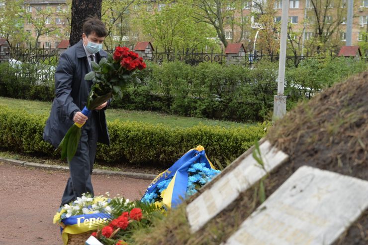 Голова Верховної Ради України Дмитро Разумков спільно із Першим заступником Голови Русланом Стефанчуком, Заступницею Голови Оленою Кондратюк та Керівником Апарату Верховної Ради Вячеславом Штучним вшанували пам’ять ліквідаторів Чорнобильської катастрофи. Урочиста церемонія покладання квітів з нагоди 34-тої річниці аварії на ЧАЕС відбулася біля пам’ятного знаку «Воїнам Чорнобиля» та меморіального кургану «Героям Чорнобиля».