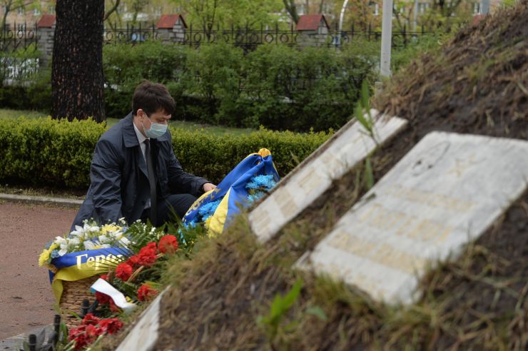Голова Верховної Ради України Дмитро Разумков спільно із Першим заступником Голови Русланом Стефанчуком, Заступницею Голови Оленою Кондратюк та Керівником Апарату Верховної Ради Вячеславом Штучним вшанували пам’ять ліквідаторів Чорнобильської катастрофи. Урочиста церемонія покладання квітів з нагоди 34-тої річниці аварії на ЧАЕС відбулася біля пам’ятного знаку «Воїнам Чорнобиля» та меморіального кургану «Героям Чорнобиля».