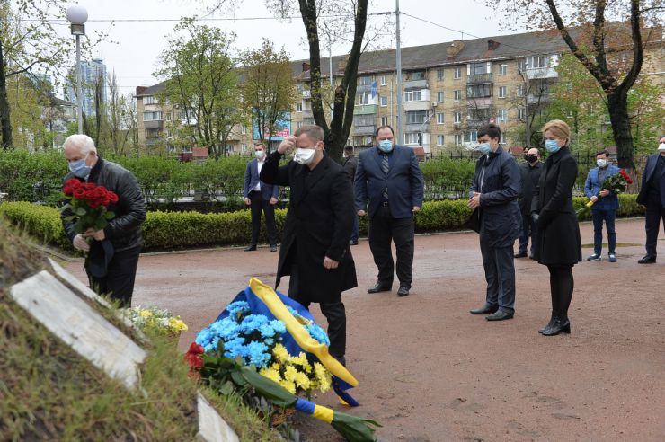 Голова Верховної Ради України Дмитро Разумков спільно із Першим заступником Голови Русланом Стефанчуком, Заступницею Голови Оленою Кондратюк та Керівником Апарату Верховної Ради Вячеславом Штучним вшанували пам’ять ліквідаторів Чорнобильської катастрофи. Урочиста церемонія покладання квітів з нагоди 34-тої річниці аварії на ЧАЕС відбулася біля пам’ятного знаку «Воїнам Чорнобиля» та меморіального кургану «Героям Чорнобиля».