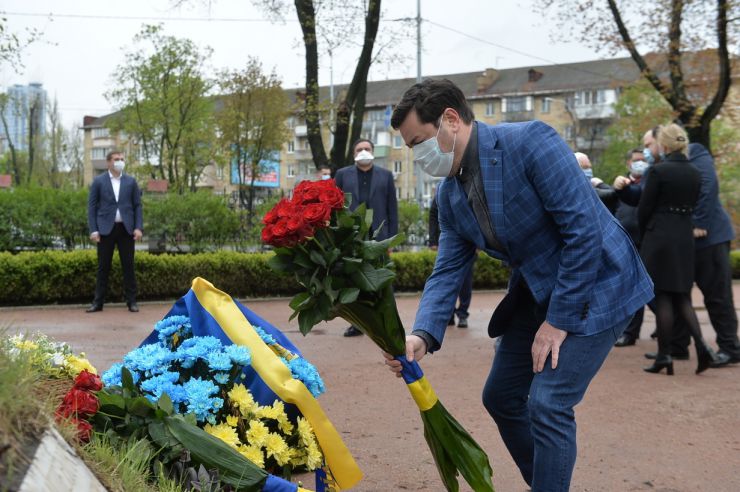 Голова Верховної Ради України Дмитро Разумков спільно із Першим заступником Голови Русланом Стефанчуком, Заступницею Голови Оленою Кондратюк та Керівником Апарату Верховної Ради Вячеславом Штучним вшанували пам’ять ліквідаторів Чорнобильської катастрофи. Урочиста церемонія покладання квітів з нагоди 34-тої річниці аварії на ЧАЕС відбулася біля пам’ятного знаку «Воїнам Чорнобиля» та меморіального кургану «Героям Чорнобиля».