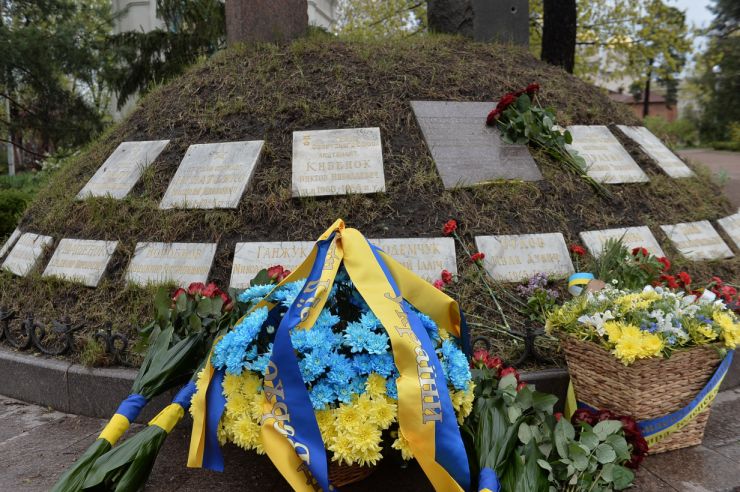 Голова Верховної Ради України Дмитро Разумков спільно із Першим заступником Голови Русланом Стефанчуком, Заступницею Голови Оленою Кондратюк та Керівником Апарату Верховної Ради Вячеславом Штучним вшанували пам’ять ліквідаторів Чорнобильської катастрофи. Урочиста церемонія покладання квітів з нагоди 34-тої річниці аварії на ЧАЕС відбулася біля пам’ятного знаку «Воїнам Чорнобиля» та меморіального кургану «Героям Чорнобиля».
