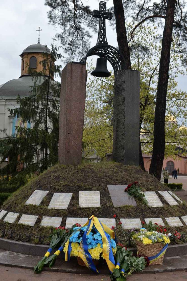 Голова Верховної Ради України Дмитро Разумков спільно із Першим заступником Голови Русланом Стефанчуком, Заступницею Голови Оленою Кондратюк та Керівником Апарату Верховної Ради Вячеславом Штучним вшанували пам’ять ліквідаторів Чорнобильської катастрофи. Урочиста церемонія покладання квітів з нагоди 34-тої річниці аварії на ЧАЕС відбулася біля пам’ятного знаку «Воїнам Чорнобиля» та меморіального кургану «Героям Чорнобиля».