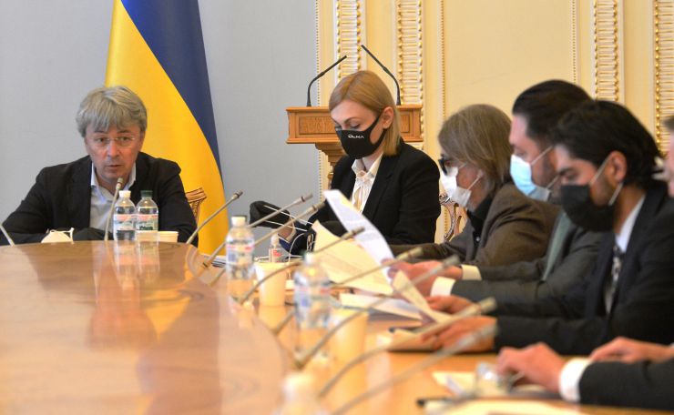 Засідання комітету з питань гуманітарної та інформаційної політики.

Розглядались питання: Про проект Закону «Про внесення змін до деяких законодавчих актів щодо державної підтримки сфери культури, креативних індустрій, туризму, малого та середнього бізнесу у зв'язку з дією обмежувальних заходів, пов’язаних із поширенням коронавірусної хвороби (COVID-19)» (реєстр. № 3377 від 22.04.2020). ІІ. 2. Про проект Закону «Про внесення змін до Податкового кодексу України та інших законів України щодо державної підтримки культури, малого бізнесу та креативних індустрій у зв'язку з дією заходів, спрямованих на запобігання виникненню і поширенню коронавірусної хвороби (COVID-19)» (реєстр. № 3379 від 22.04.2020). 3. Про проект Закону «Про внесення зміни до Бюджетного Кодексу України щодо державної підтримки сфери культури у зв’язку з дією обмежувальних заходів, пов’язаних із поширенням коронавірусної хвороби (COVID-19)».
Голова комітету Олександр Ткаченко, заступник голови Євгенія Кравчук
