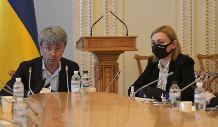 Засідання комітету з питань гуманітарної та інформаційної політики.

Розглядались питання: Про проект Закону «Про внесення змін до деяких законодавчих актів щодо державної підтримки сфери культури, креативних індустрій, туризму, малого та середнього бізнесу у зв'язку з дією обмежувальних заходів, пов’язаних із поширенням коронавірусної хвороби (COVID-19)» (реєстр. № 3377 від 22.04.2020). ІІ. 2. Про проект Закону «Про внесення змін до Податкового кодексу України та інших законів України щодо державної підтримки культури, малого бізнесу та креативних індустрій у зв'язку з дією заходів, спрямованих на запобігання виникненню і поширенню коронавірусної хвороби (COVID-19)» (реєстр. № 3379 від 22.04.2020). 3. Про проект Закону «Про внесення зміни до Бюджетного Кодексу України щодо державної підтримки сфери культури у зв’язку з дією обмежувальних заходів, пов’язаних із поширенням коронавірусної хвороби (COVID-19)».
Голова комітету Олександр Ткаченко, заступник голови Євгенія Кравчук
