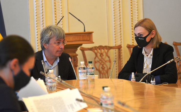 Засідання комітету з питань гуманітарної та інформаційної політики.

Розглядались питання: Про проект Закону «Про внесення змін до деяких законодавчих актів щодо державної підтримки сфери культури, креативних індустрій, туризму, малого та середнього бізнесу у зв'язку з дією обмежувальних заходів, пов’язаних із поширенням коронавірусної хвороби (COVID-19)» (реєстр. № 3377 від 22.04.2020). ІІ. 2. Про проект Закону «Про внесення змін до Податкового кодексу України та інших законів України щодо державної підтримки культури, малого бізнесу та креативних індустрій у зв'язку з дією заходів, спрямованих на запобігання виникненню і поширенню коронавірусної хвороби (COVID-19)» (реєстр. № 3379 від 22.04.2020). 3. Про проект Закону «Про внесення зміни до Бюджетного Кодексу України щодо державної підтримки сфери культури у зв’язку з дією обмежувальних заходів, пов’язаних із поширенням коронавірусної хвороби (COVID-19)».
Голова комітету Олександр Ткаченко, заступник голови Євгенія Кравчук
