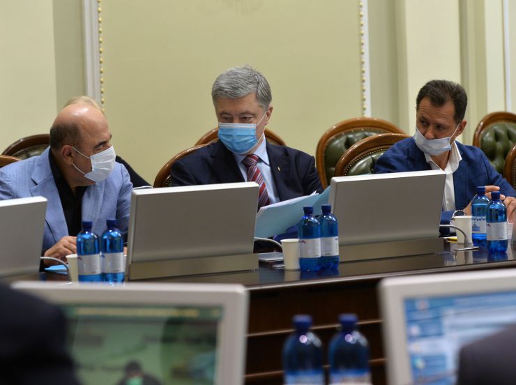 Засідання Погоджувальної ради депутатських фракцій (депутатських груп).
Відкриваючи засідання Погоджувальної ради депутатських фракцій (депутатських груп) Голова Верховної Ради України Дмитро Разумков висловив сподівання, що зовсім скоро Верховна Рада перейде до звичного формату роботи.
Він також привітав із Днем прикордонника захисників України.
Рабінович , Порошенко
