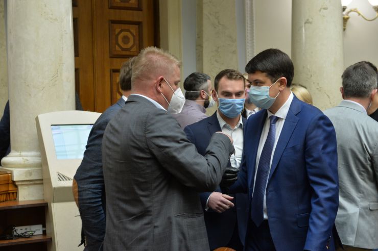 Позачергове засідання Верховної Ради 
Для участі у засіданні зареєструвалося 342 народних депутати. 
Голова Верховної Ради України Дмитро Разумков відкрив позачергове засідання Верховної Ради і нагадав, що 34 роки стався вибух на Чорнобильській атомній станції.
Народні депутати хвилиною мовчання вшанували тих, хто віддав своє життя та здоров’я у ході ліквідації наслідків Чорнобильської катастрофи.

