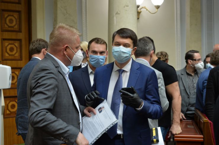 Позачергове засідання Верховної Ради 
Для участі у засіданні зареєструвалося 342 народних депутати. 
Голова Верховної Ради України Дмитро Разумков відкрив позачергове засідання Верховної Ради і нагадав, що 34 роки стався вибух на Чорнобильській атомній станції.
Народні депутати хвилиною мовчання вшанували тих, хто віддав своє життя та здоров’я у ході ліквідації наслідків Чорнобильської катастрофи.
