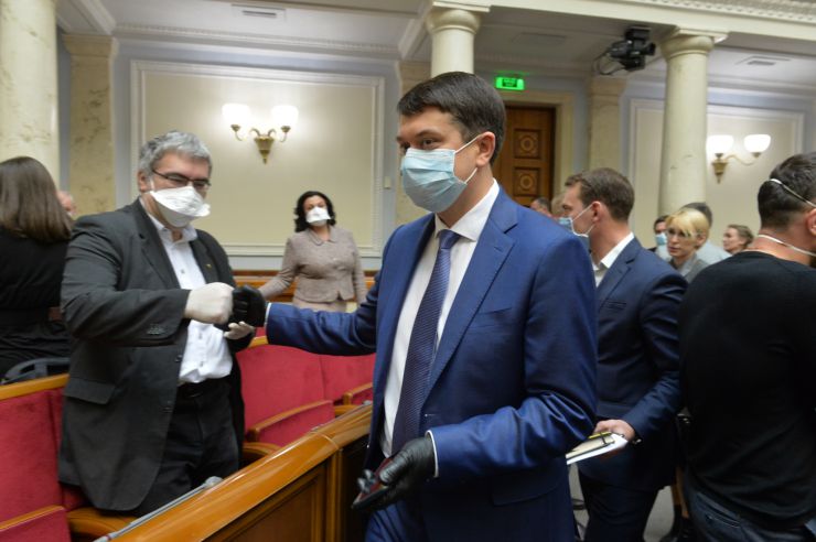 Позачергове засідання Верховної Ради 
Для участі у засіданні зареєструвалося 342 народних депутати. 
Голова Верховної Ради України Дмитро Разумков відкрив позачергове засідання Верховної Ради і нагадав, що 34 роки стався вибух на Чорнобильській атомній станції.
Народні депутати хвилиною мовчання вшанували тих, хто віддав своє життя та здоров’я у ході ліквідації наслідків Чорнобильської катастрофи.
