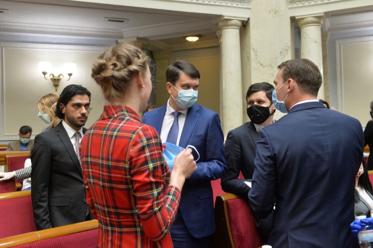 Позачергове засідання Верховної Ради 
Для участі у засіданні зареєструвалося 342 народних депутати. 
Голова Верховної Ради України Дмитро Разумков відкрив позачергове засідання Верховної Ради і нагадав, що 34 роки стався вибух на Чорнобильській атомній станції.
Народні депутати хвилиною мовчання вшанували тих, хто віддав своє життя та здоров’я у ході ліквідації наслідків Чорнобильської катастрофи.
