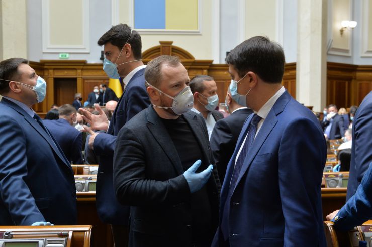 Позачергове засідання Верховної Ради 
Для участі у засіданні зареєструвалося 342 народних депутати. 
Голова Верховної Ради України Дмитро Разумков відкрив позачергове засідання Верховної Ради і нагадав, що 34 роки стався вибух на Чорнобильській атомній станції.
Народні депутати хвилиною мовчання вшанували тих, хто віддав своє життя та здоров’я у ході ліквідації наслідків Чорнобильської катастрофи.
