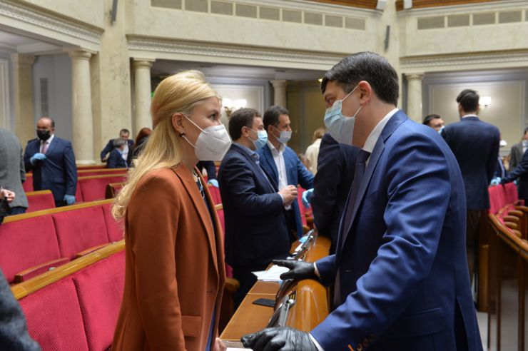 Позачергове засідання Верховної Ради 
Для участі у засіданні зареєструвалося 342 народних депутати. 
Голова Верховної Ради України Дмитро Разумков відкрив позачергове засідання Верховної Ради і нагадав, що 34 роки стався вибух на Чорнобильській атомній станції.
Народні депутати хвилиною мовчання вшанували тих, хто віддав своє життя та здоров’я у ході ліквідації наслідків Чорнобильської катастрофи.
