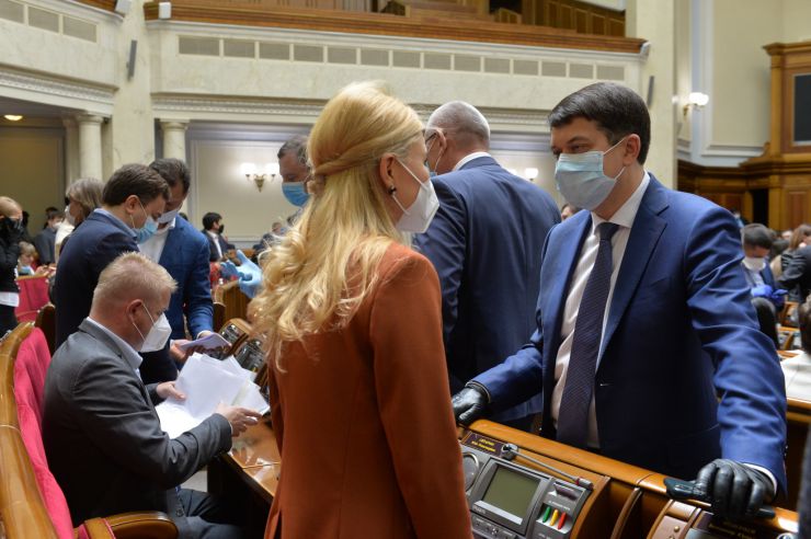 Позачергове засідання Верховної Ради 
Для участі у засіданні зареєструвалося 342 народних депутати. 
Голова Верховної Ради України Дмитро Разумков відкрив позачергове засідання Верховної Ради і нагадав, що 34 роки стався вибух на Чорнобильській атомній станції.
Народні депутати хвилиною мовчання вшанували тих, хто віддав своє життя та здоров’я у ході ліквідації наслідків Чорнобильської катастрофи.
