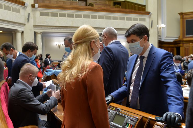Позачергове засідання Верховної Ради 
Для участі у засіданні зареєструвалося 342 народних депутати. 
Голова Верховної Ради України Дмитро Разумков відкрив позачергове засідання Верховної Ради і нагадав, що 34 роки стався вибух на Чорнобильській атомній станції.
Народні депутати хвилиною мовчання вшанували тих, хто віддав своє життя та здоров’я у ході ліквідації наслідків Чорнобильської катастрофи.
