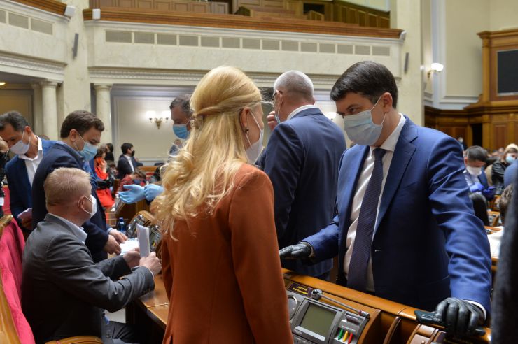 Позачергове засідання Верховної Ради 
Для участі у засіданні зареєструвалося 342 народних депутати. 
Голова Верховної Ради України Дмитро Разумков відкрив позачергове засідання Верховної Ради і нагадав, що 34 роки стався вибух на Чорнобильській атомній станції.
Народні депутати хвилиною мовчання вшанували тих, хто віддав своє життя та здоров’я у ході ліквідації наслідків Чорнобильської катастрофи.
